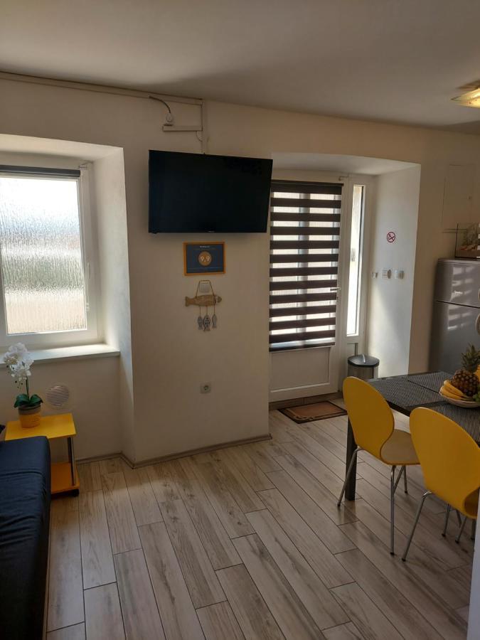 Apartmant Bionda Novi Vinodolski, Cozy And Nice Apartment For 4 People In The City Center ภายนอก รูปภาพ