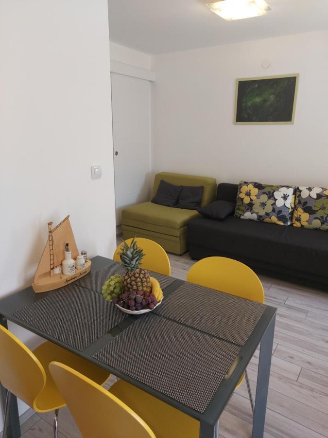 Apartmant Bionda Novi Vinodolski, Cozy And Nice Apartment For 4 People In The City Center ภายนอก รูปภาพ