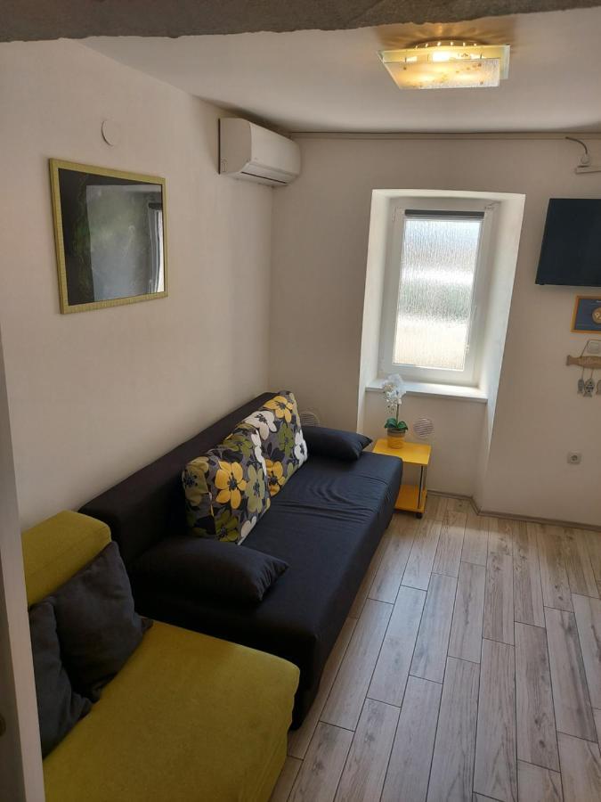 Apartmant Bionda Novi Vinodolski, Cozy And Nice Apartment For 4 People In The City Center ภายนอก รูปภาพ