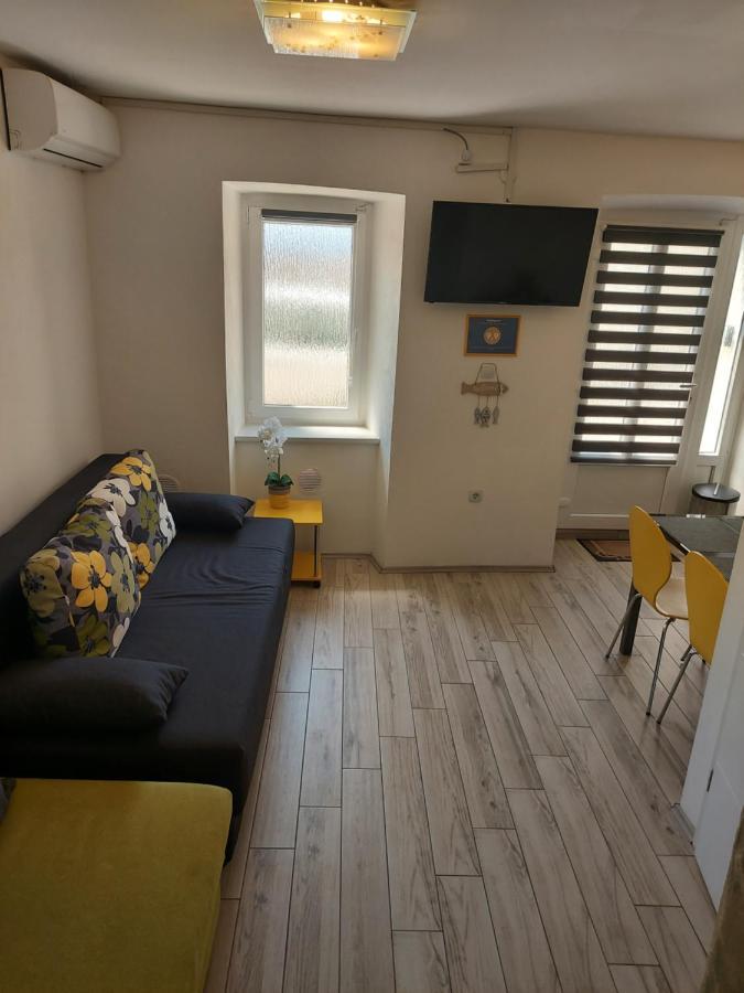 Apartmant Bionda Novi Vinodolski, Cozy And Nice Apartment For 4 People In The City Center ภายนอก รูปภาพ