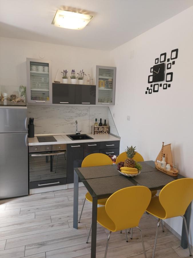 Apartmant Bionda Novi Vinodolski, Cozy And Nice Apartment For 4 People In The City Center ภายนอก รูปภาพ