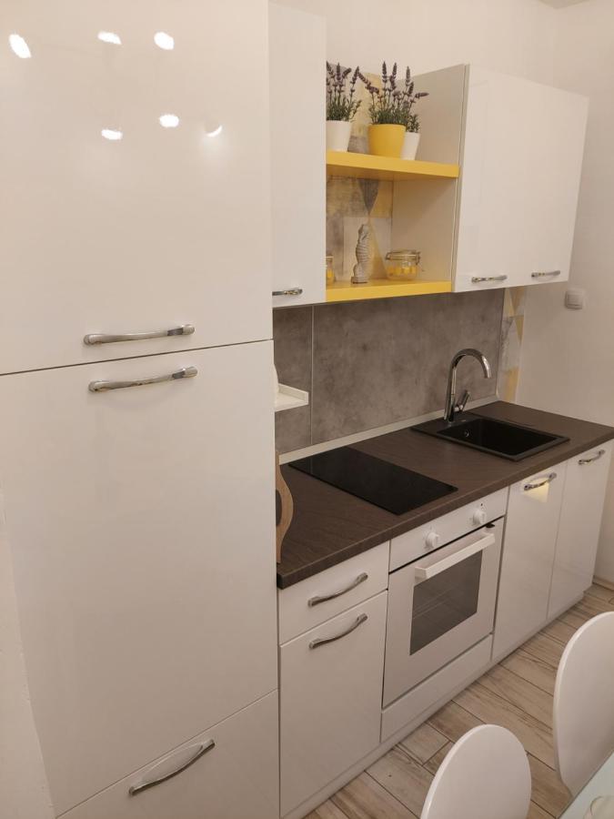 Apartmant Bionda Novi Vinodolski, Cozy And Nice Apartment For 4 People In The City Center ภายนอก รูปภาพ